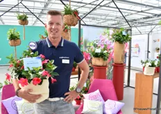 Edwin Zuidgeest, sales manager Belgium and the Netherlands at Syngenta, with the improved Rio Hot Pink. A hufterproof variety that gives flowers until winter.